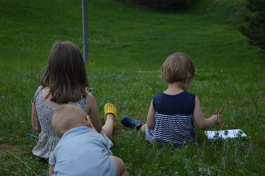 <p>Užfiksuota mūsų pirmoji gamtininkų išvyką - vaikai sėdi pievoje ir piešia akvarelę tai, ką mato</p>
