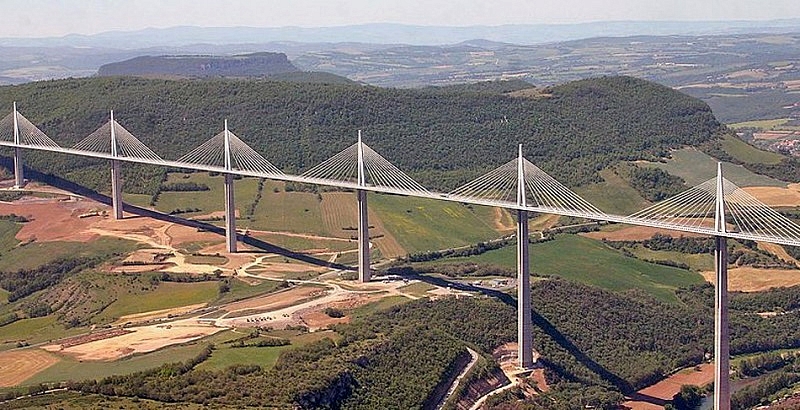 <p><span class="listicle-slide-hed-text">Millau Viaduct yra vienas aukščiausių pasaulio tiltų (aukščiausias taškas 342 m). Pastatytas 2004 m, kainavo 600 mln. dolerių. </span></p>
