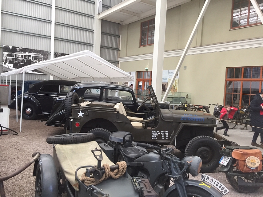 <p>Senovinių mašinų paroda (mane labiausiai sužavėjo Amerikietiškas karinis motociklas)</p>
