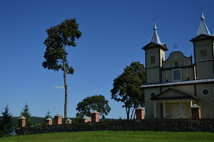 <p>Kaimelyje - graži bažnyčia ir paminklas nužudytiems kovotojams už Lietuvą</p>
